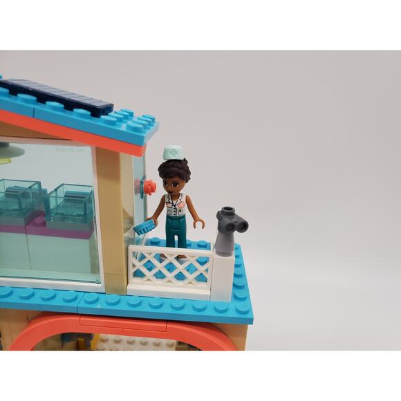 Lego Friends - Heartlake City Vet Clinic - 41446 - Picture 5 of 9